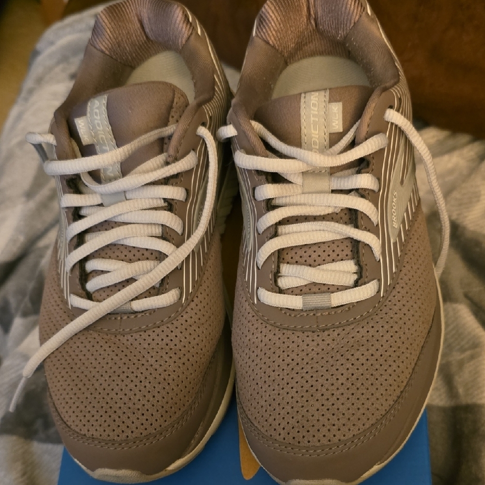 Womens Brooks Addiction Walker